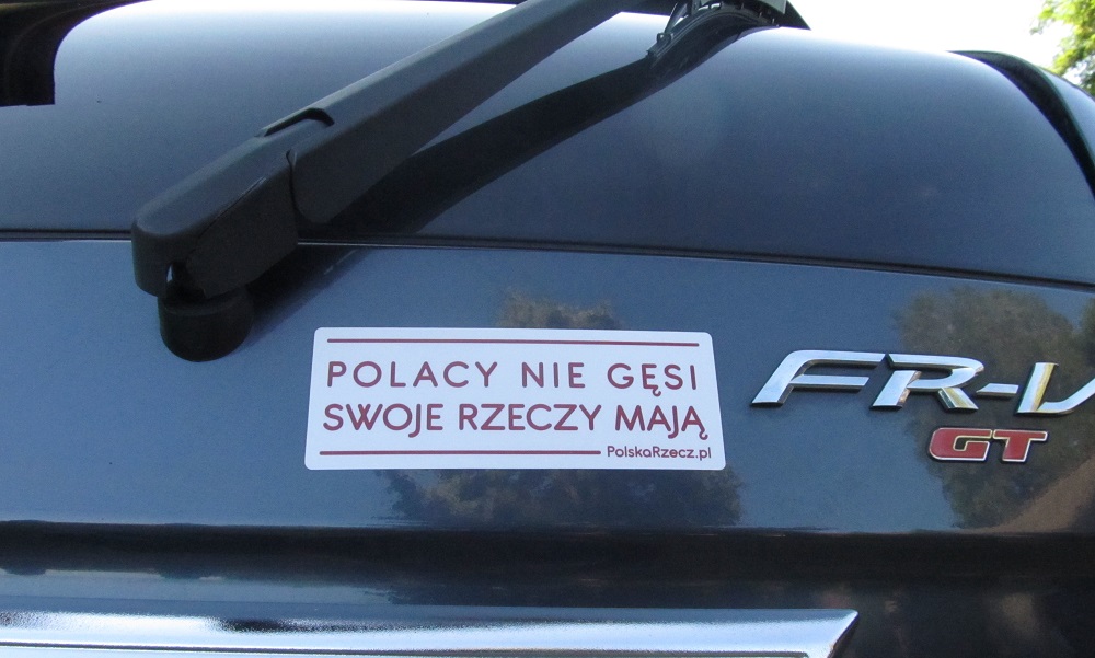 samochód-z-naklejką-Polacy-nie-gęsi-swoje-rzeczy-mają