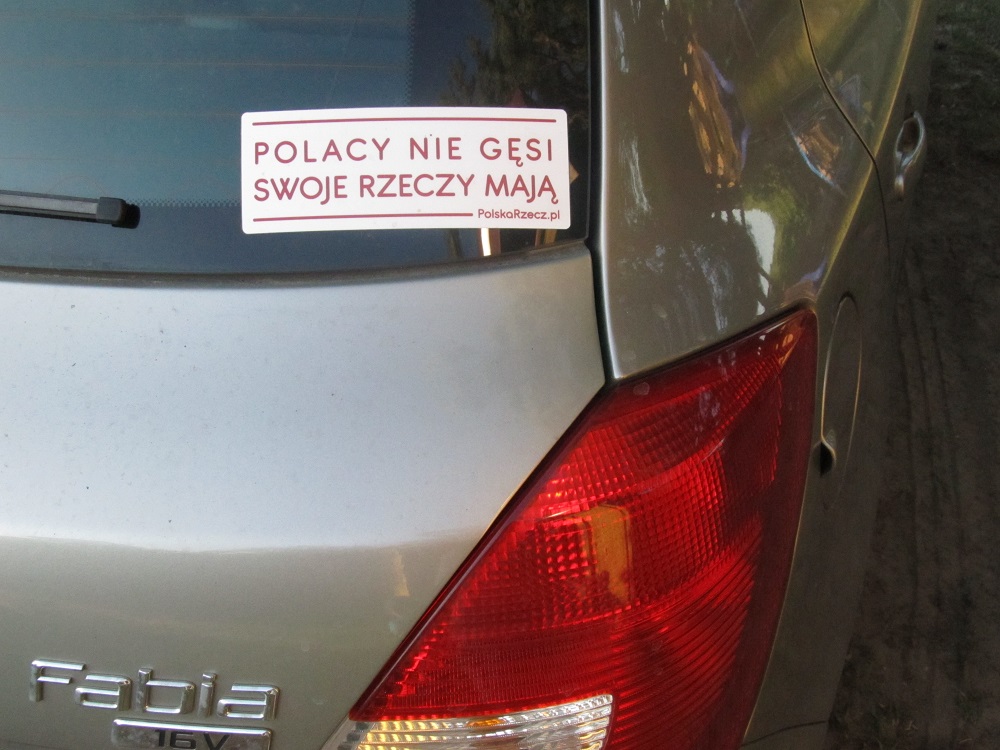 samochód-z-naklejką-Polacy-nie-gęsi-swoje-rzeczy-mają