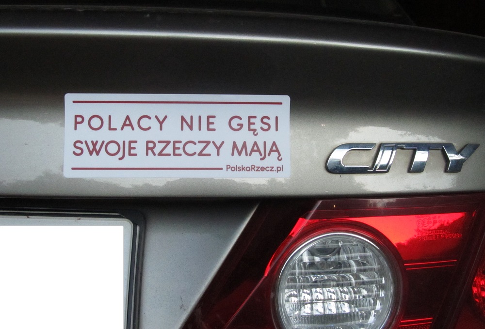 samochód-z-naklejką-Polacy-nie-gęsi-swoje-rzeczy-mają