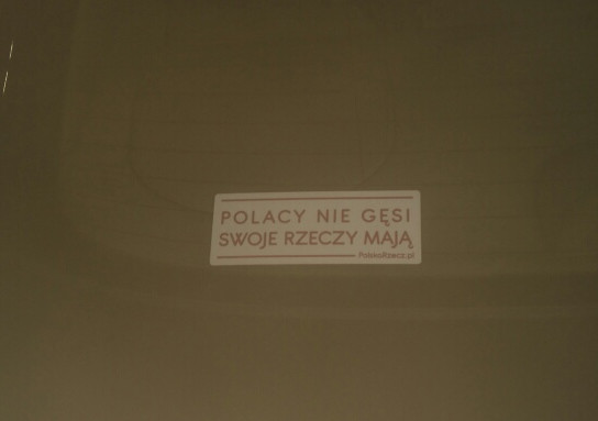 samochód-z-naklejką-Polacy-nie-gęsi-swoje-rzeczy-mają