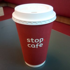 Papierowy bordowy kubek kawy Stop Cafe na stacji Orlen