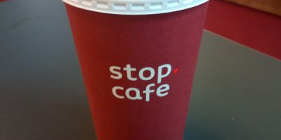 Bordowy kubek kawy Stop Cafe - szybka kawa na stacji Orlen